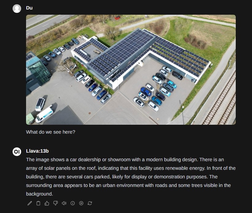 KI-Bildbeschreibung KI-Analyse eines Gebäudefotos mit Solaranlage