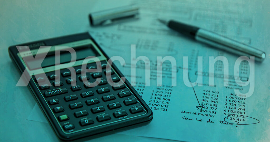 XRechnung als Konzept: Taschenrechner, Datenblatt und Stift symbolisieren die digitale Rechnungsverarbeitung