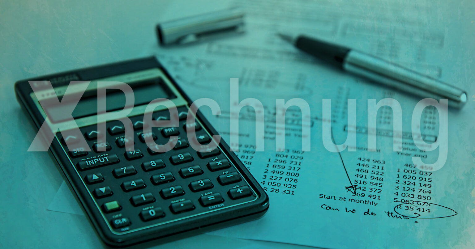 XRechnung als Konzept: Taschenrechner, Datenblatt und Stift symbolisieren die digitale Rechnungsverarbeitung