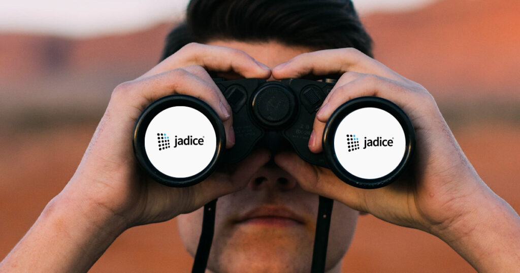 Mann blickt mit Fernglas auf die Zukunft der jadice Desktop-Software